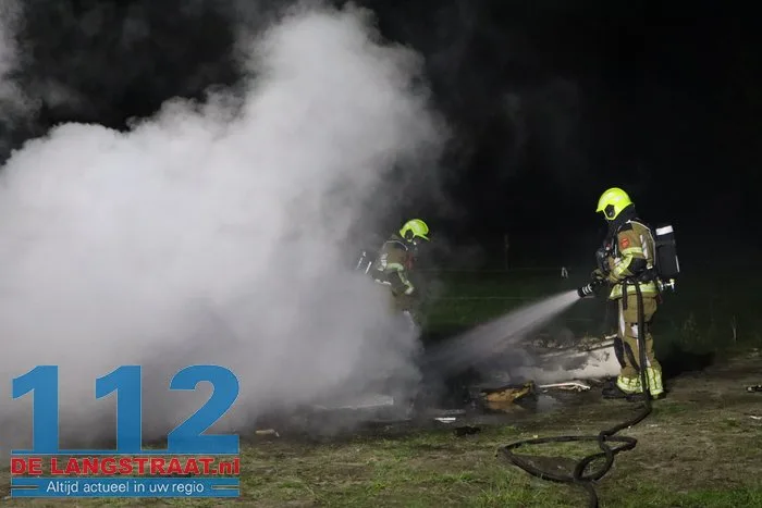 Brandweer blust buitenbrand achter weiland in Kaatsheuvel 9 Brandweer blust buitenbrand achter weiland in Kaatsheuvel 112 De Langstraat