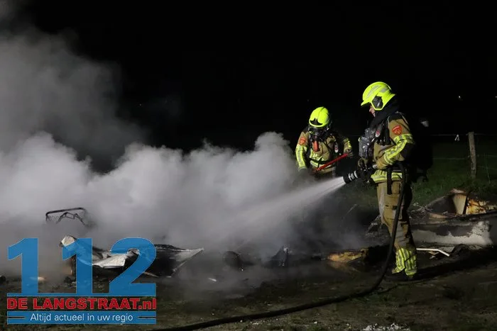 Brandweer blust buitenbrand achter weiland in Kaatsheuvel 11 Brandweer blust buitenbrand achter weiland in Kaatsheuvel 112 De Langstraat