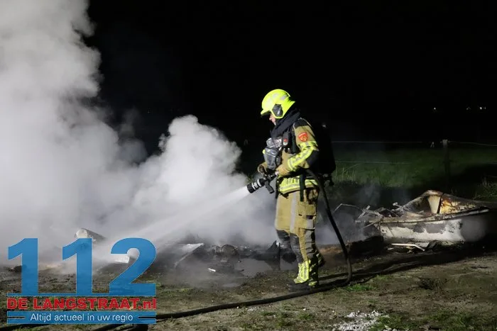 Brandweer blust buitenbrand achter weiland in Kaatsheuvel 12 Brandweer blust buitenbrand achter weiland in Kaatsheuvel 112 De Langstraat