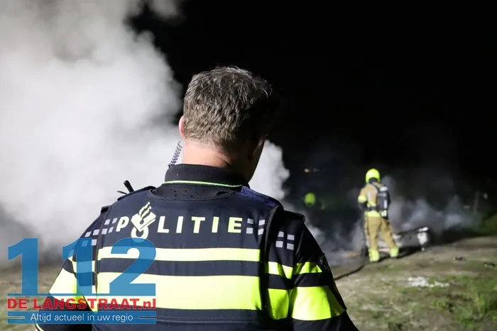 Brandweer blust buitenbrand achter weiland in Kaatsheuvel 13 Brandweer blust buitenbrand achter weiland in Kaatsheuvel 112 De Langstraat