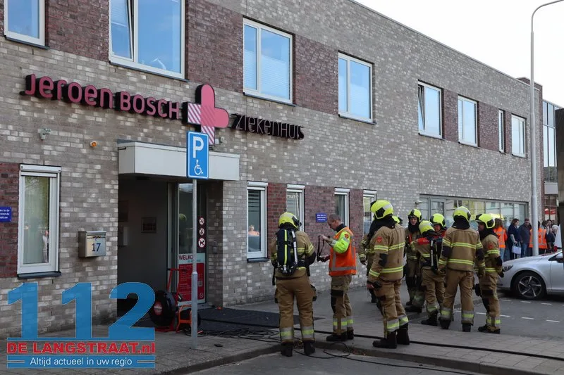Telefoon vat vlam bij locatie van Jeroen Bosch Ziekenhuis in Drunen, pand ontruimd 4 Telefoon vat vlam bij locatie van Jeroen Bosch Ziekenhuis in Drunen, pand ontruimd 112 De Langstraat