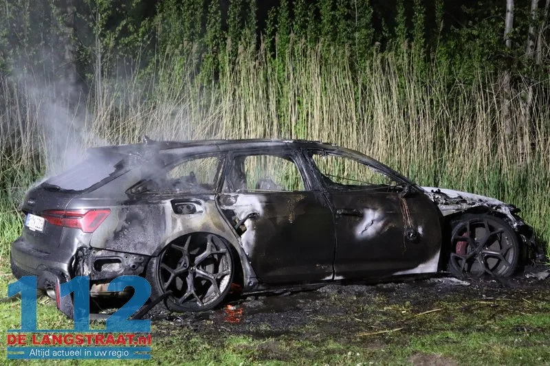 Exclusieve Audi RS6 volledig uitgebrand na crash op Prof. Asserweg Waalwijk 112 De Langstraat