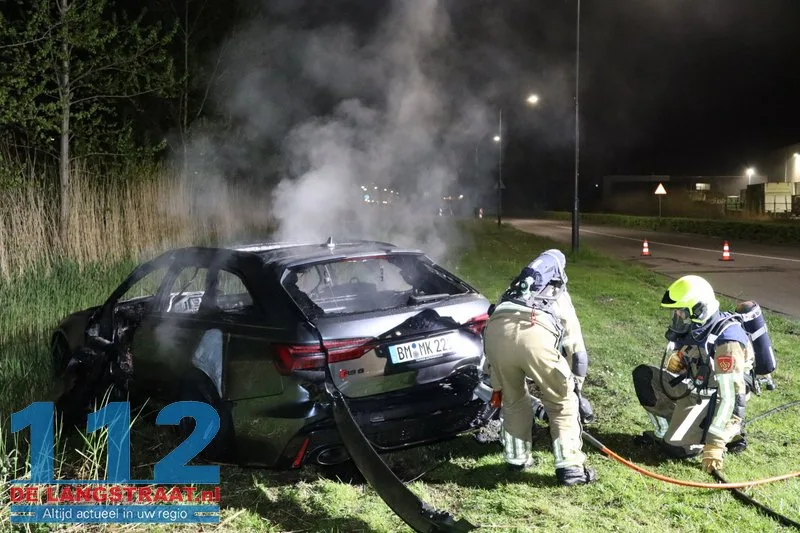 Exclusieve Audi RS6 volledig uitgebrand na crash op Prof. Asserweg Waalwijk 112 De Langstraat