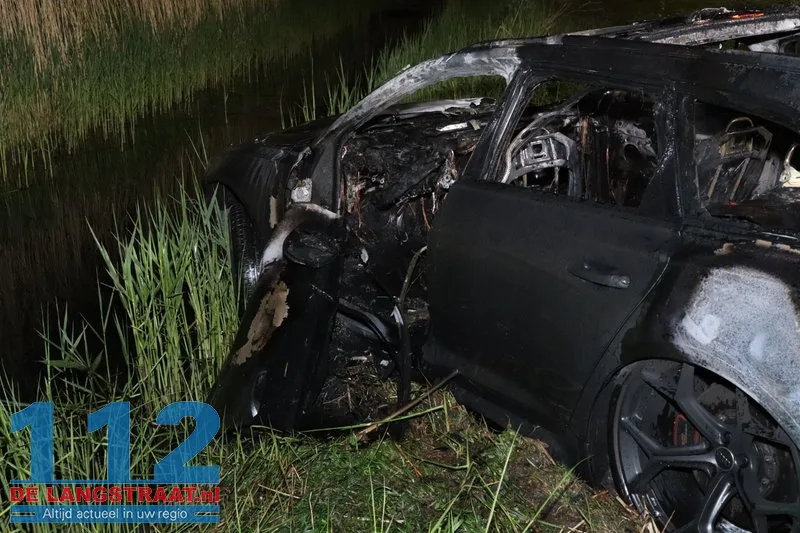 Exclusieve Audi RS6 volledig uitgebrand na crash op Prof. Asserweg Waalwijk 112 De Langstraat