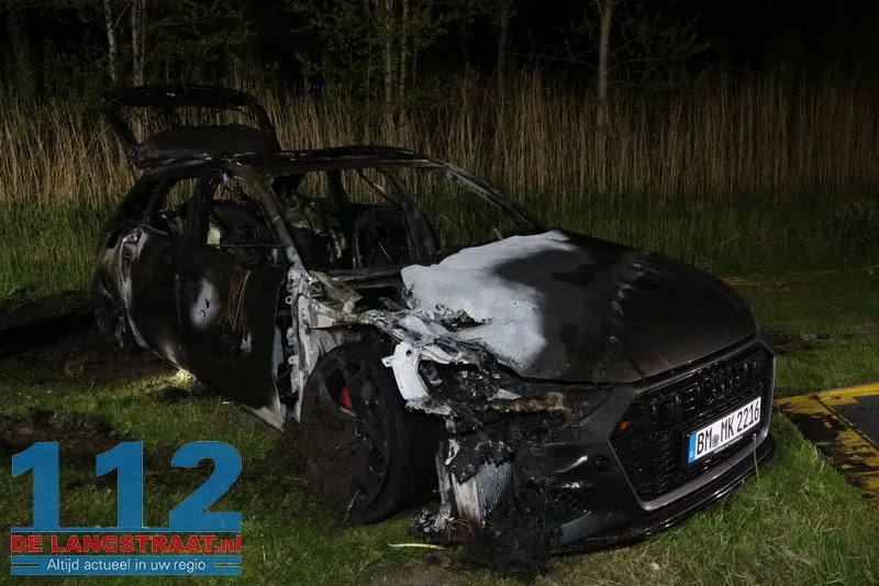 Exclusieve Audi RS6 volledig uitgebrand na crash op Prof. Asserweg Waalwijk 112 De Langstraat