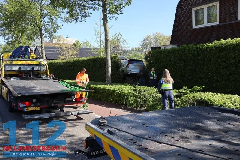 Vrouw schiet met auto door heg en achtertuin in Waalwijk: takeloperatie van anderhalf uur nodig 112 De Langstraat
