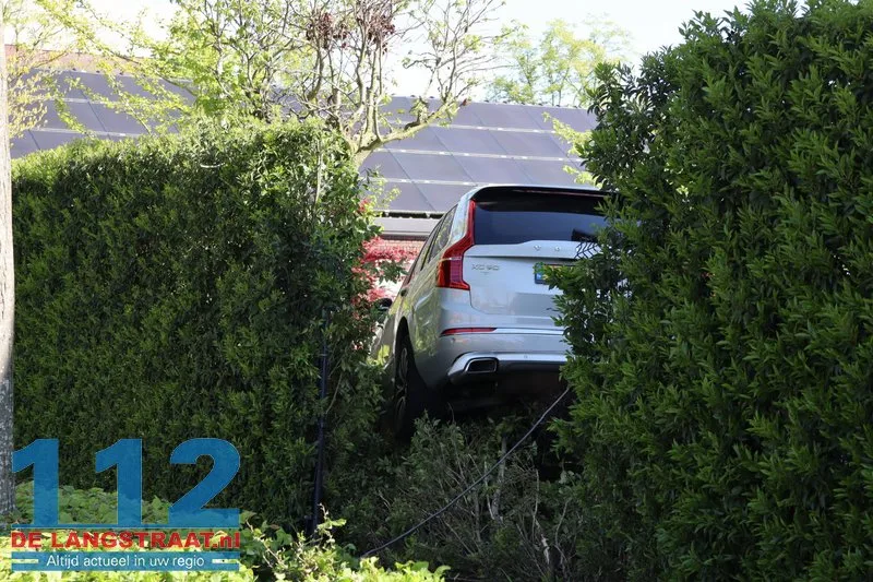 Vrouw schiet met auto door heg en achtertuin in Waalwijk: takeloperatie van anderhalf uur nodig 112 De Langstraat