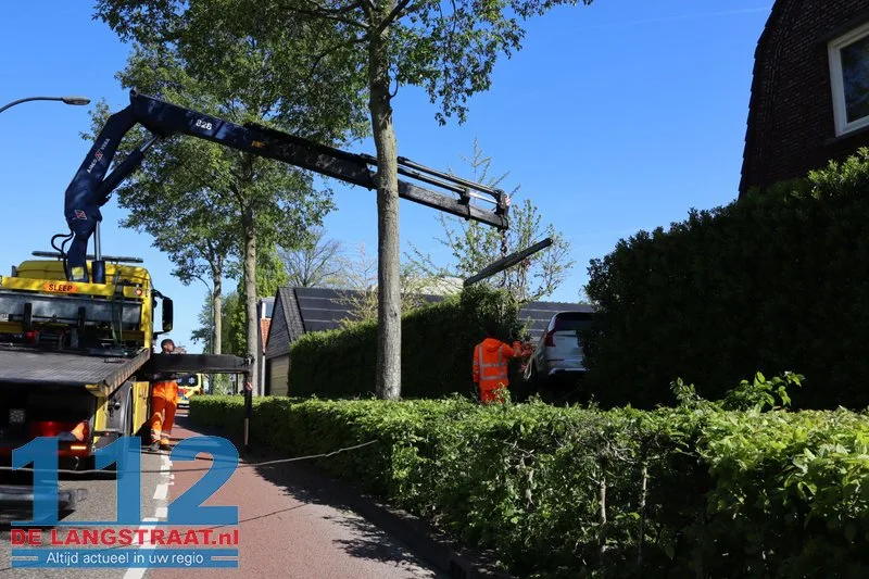 Vrouw schiet met auto door heg en achtertuin in Waalwijk: takeloperatie van anderhalf uur nodig 112 De Langstraat