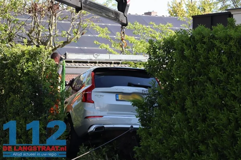 Vrouw schiet met auto door heg en achtertuin in Waalwijk: takeloperatie van anderhalf uur nodig 112 De Langstraat