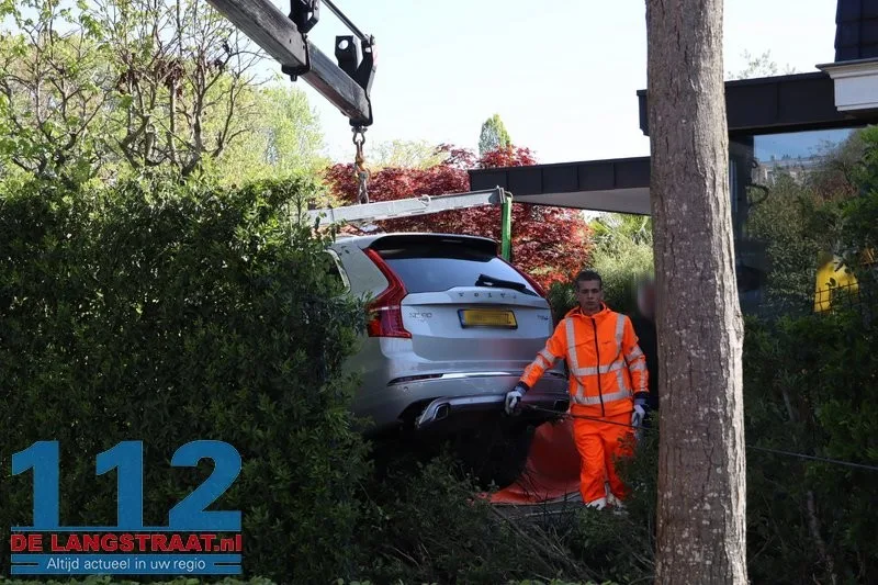 Vrouw schiet met auto door heg en achtertuin in Waalwijk: takeloperatie van anderhalf uur nodig 112 De Langstraat
