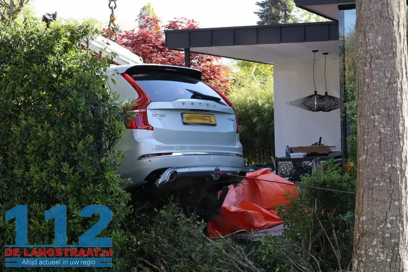 Vrouw schiet met auto door heg en achtertuin in Waalwijk: takeloperatie van anderhalf uur nodig 112 De Langstraat
