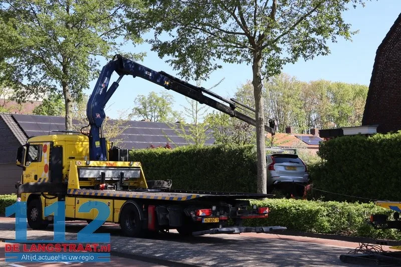 Vrouw schiet met auto door heg en achtertuin in Waalwijk: takeloperatie van anderhalf uur nodig 112 De Langstraat