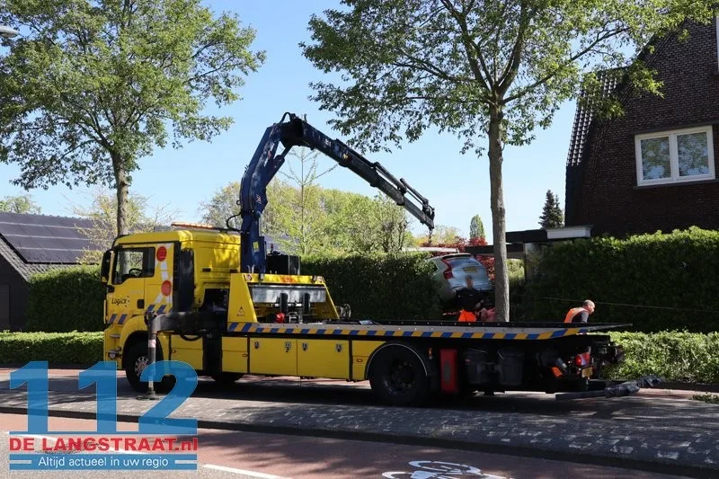 Vrouw schiet met auto door heg en achtertuin in Waalwijk: takeloperatie van anderhalf uur nodig 112 De Langstraat