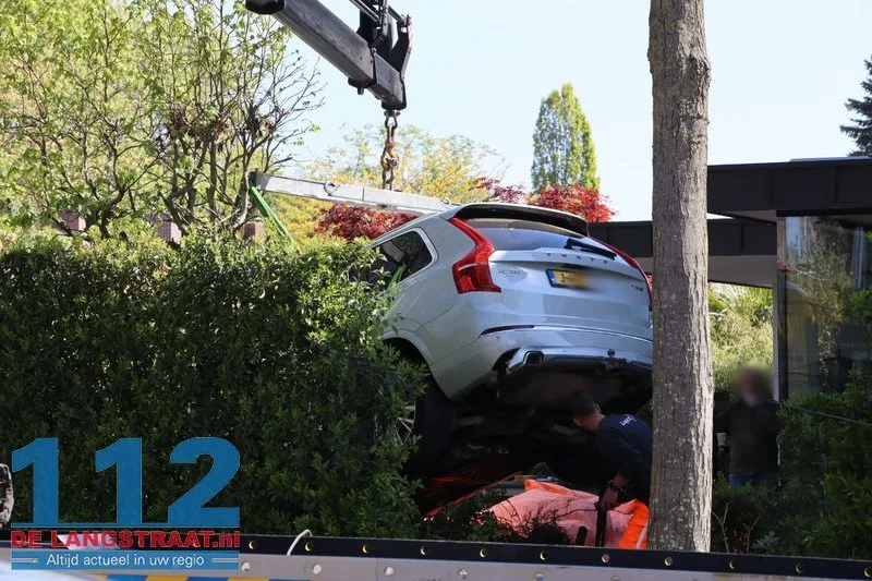 Vrouw schiet met auto door heg en achtertuin in Waalwijk: takeloperatie van anderhalf uur nodig 112 De Langstraat