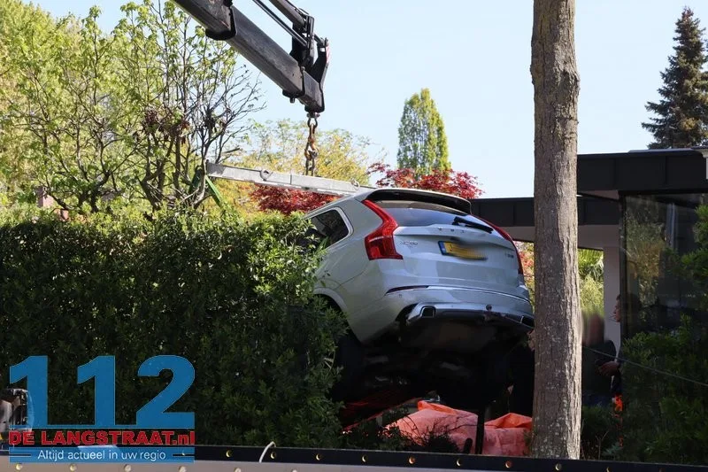 Vrouw schiet met auto door heg en achtertuin in Waalwijk: takeloperatie van anderhalf uur nodig 112 De Langstraat