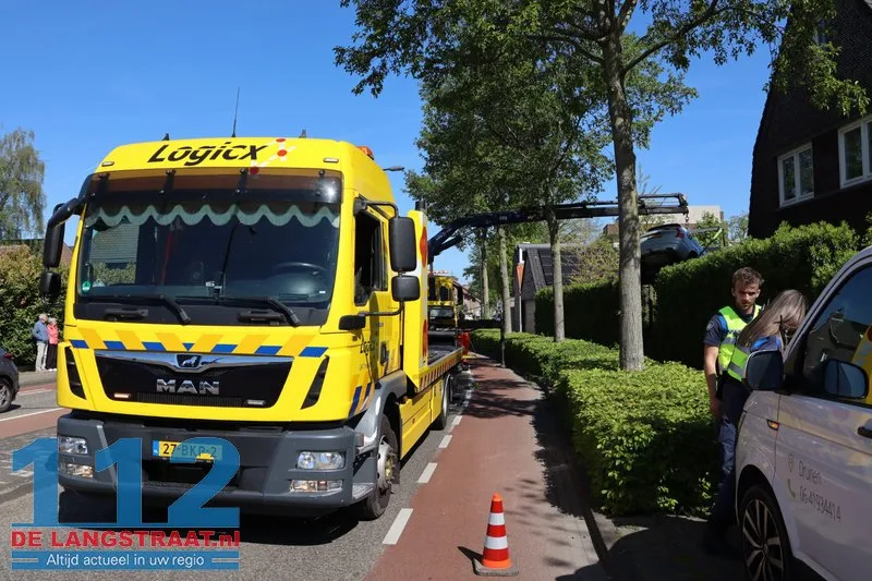 Vrouw schiet met auto door heg en achtertuin in Waalwijk: takeloperatie van anderhalf uur nodig 112 De Langstraat