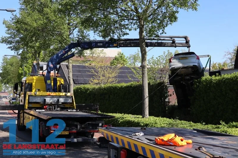 Vrouw schiet met auto door heg en achtertuin in Waalwijk: takeloperatie van anderhalf uur nodig 112 De Langstraat