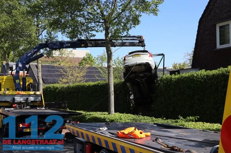Vrouw schiet met auto door heg en achtertuin in Waalwijk: takeloperatie van anderhalf uur nodig 112 De Langstraat