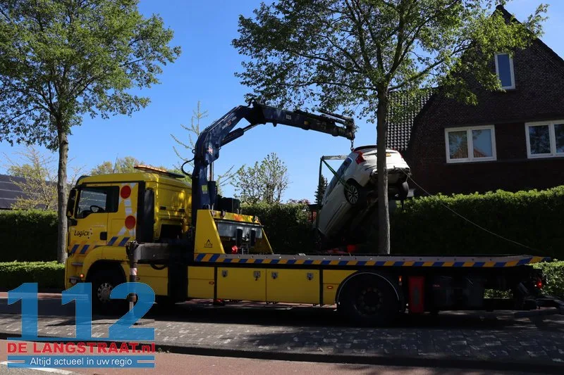 Vrouw schiet met auto door heg en achtertuin in Waalwijk: takeloperatie van anderhalf uur nodig 112 De Langstraat