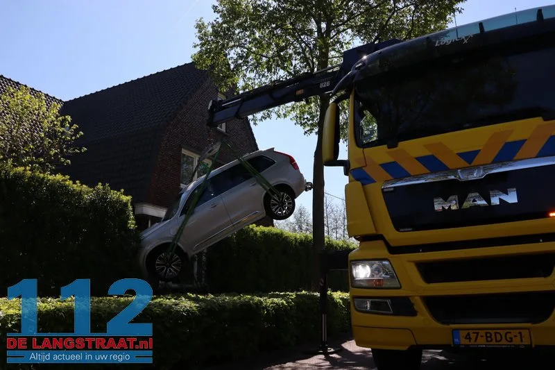 Vrouw schiet met auto door heg en achtertuin in Waalwijk: takeloperatie van anderhalf uur nodig 112 De Langstraat