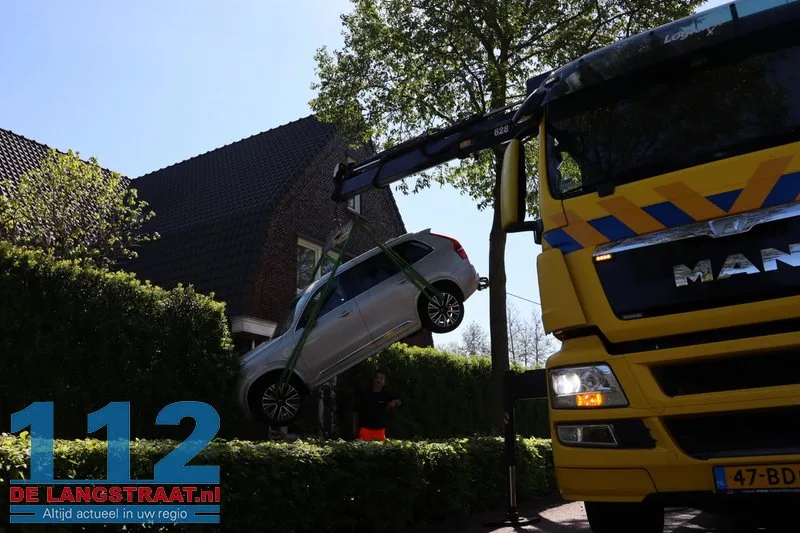 Vrouw schiet met auto door heg en achtertuin in Waalwijk: takeloperatie van anderhalf uur nodig 112 De Langstraat