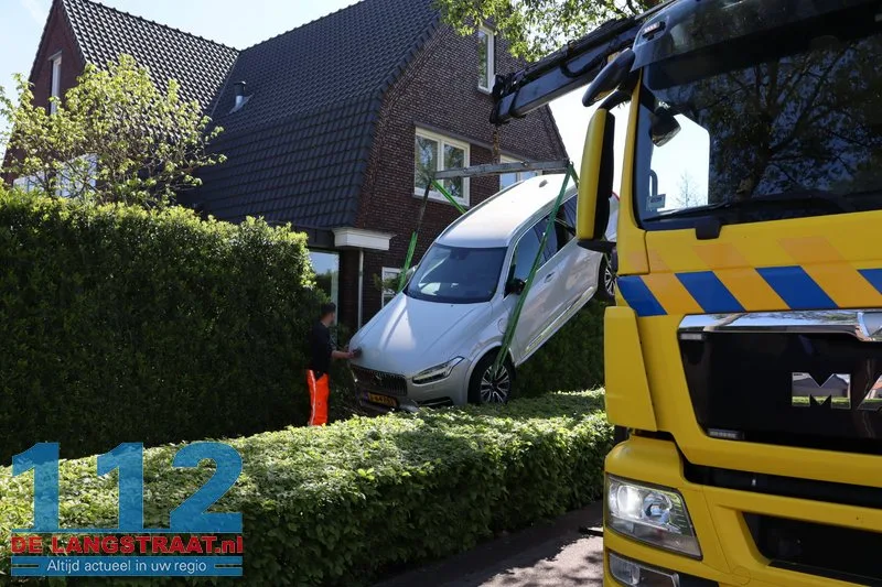 Vrouw schiet met auto door heg en achtertuin in Waalwijk: takeloperatie van anderhalf uur nodig 112 De Langstraat