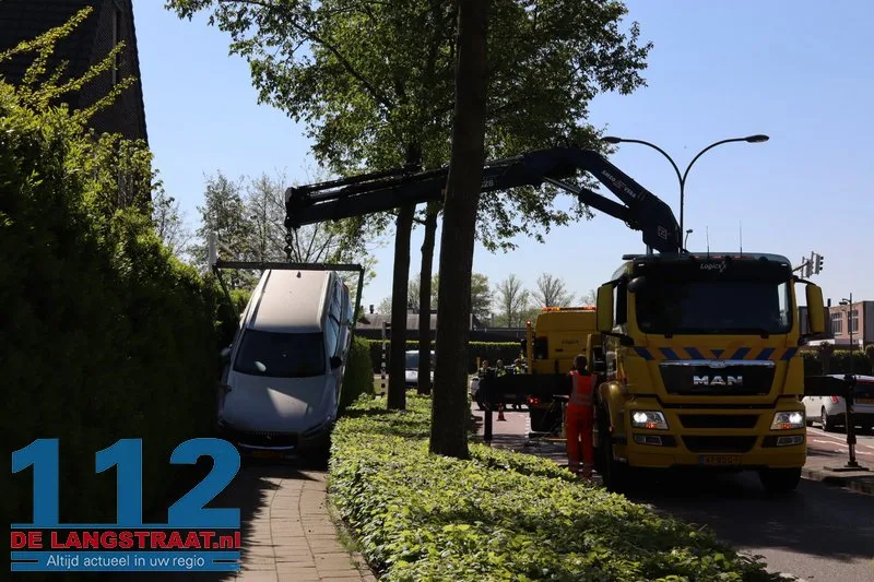 Vrouw schiet met auto door heg en achtertuin in Waalwijk: takeloperatie van anderhalf uur nodig 112 De Langstraat