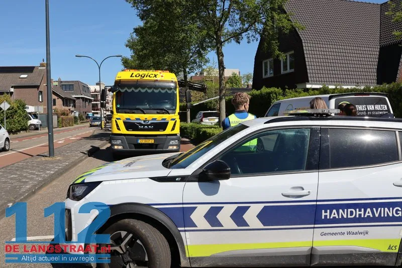 Vrouw schiet met auto door heg en achtertuin in Waalwijk: takeloperatie van anderhalf uur nodig 112 De Langstraat