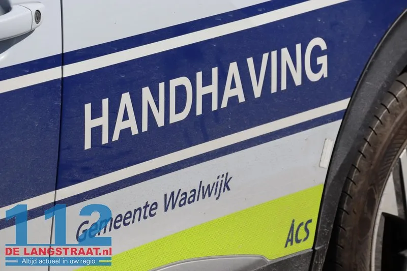 Vrouw schiet met auto door heg en achtertuin in Waalwijk: takeloperatie van anderhalf uur nodig 112 De Langstraat