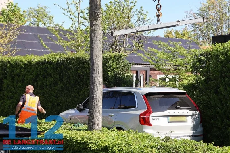 Vrouw schiet met auto door heg en achtertuin in Waalwijk: takeloperatie van anderhalf uur nodig 112 De Langstraat