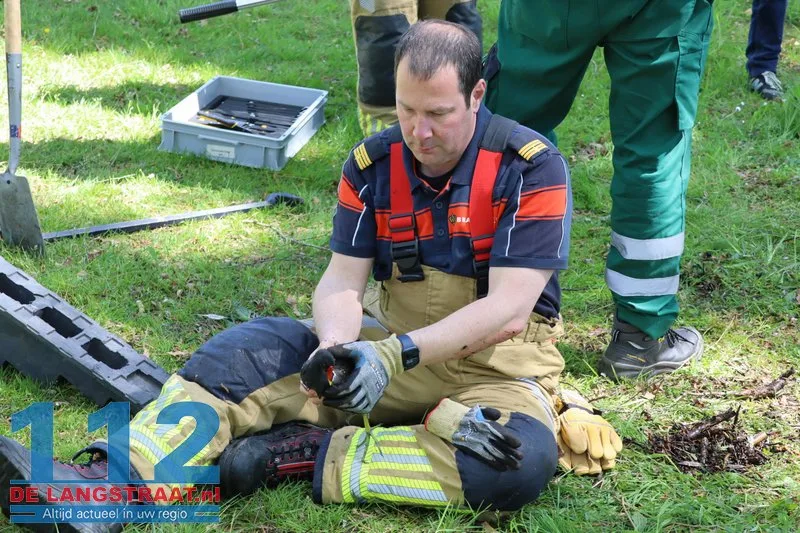 Brandweer bevrijdt meerkoeten uit benarde positie in duiker aan Meerdijk 112 De Langstraat
