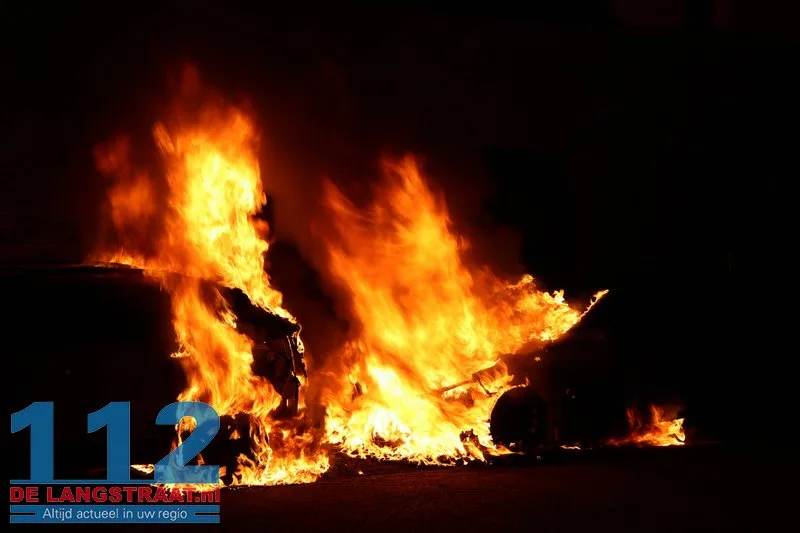Twee auto's gaan in vlammen op Monseigneur Völkerstraat Kaatsheuvel 112 De Langstraat