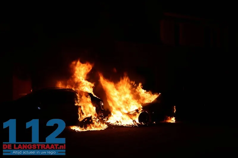 Twee auto's gaan in vlammen op Monseigneur Völkerstraat Kaatsheuvel 112 De Langstraat