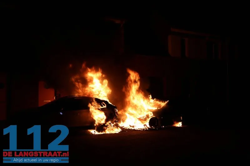 Twee auto's gaan in vlammen op Monseigneur Völkerstraat Kaatsheuvel 112 De Langstraat
