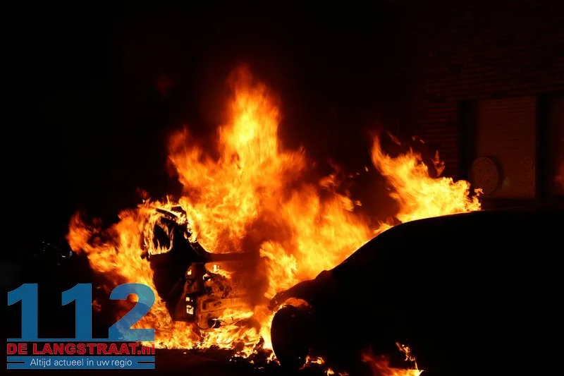 Twee auto's gaan in vlammen op Monseigneur Völkerstraat Kaatsheuvel 112 De Langstraat