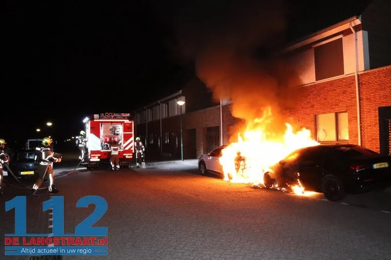 Twee auto's gaan in vlammen op Monseigneur Völkerstraat Kaatsheuvel 112 De Langstraat