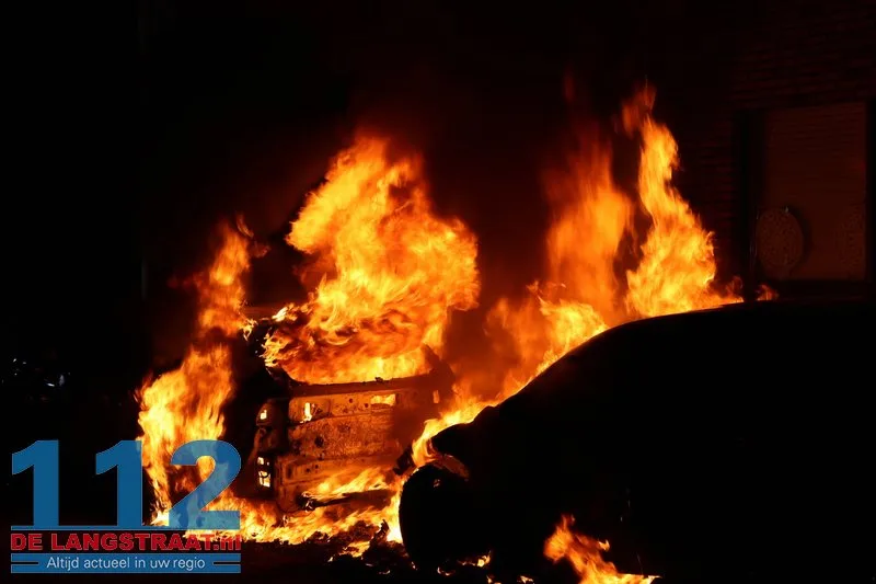 Twee auto's gaan in vlammen op Monseigneur Völkerstraat Kaatsheuvel 112 De Langstraat