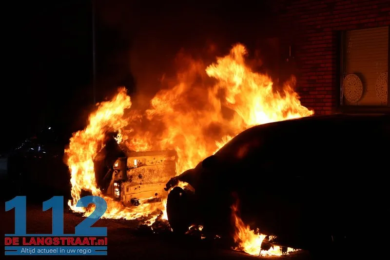Twee auto's gaan in vlammen op Monseigneur Völkerstraat Kaatsheuvel 112 De Langstraat