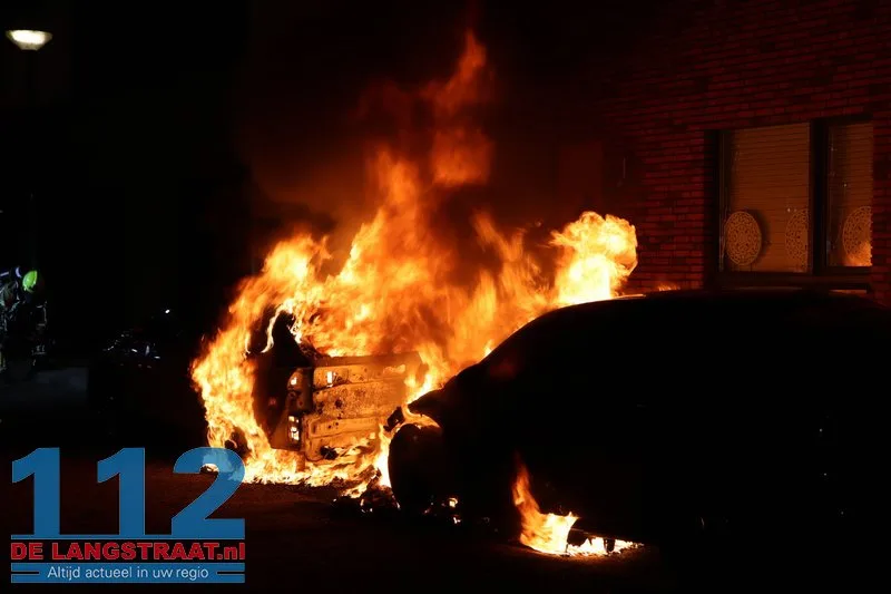 Twee auto's gaan in vlammen op Monseigneur Völkerstraat Kaatsheuvel 112 De Langstraat