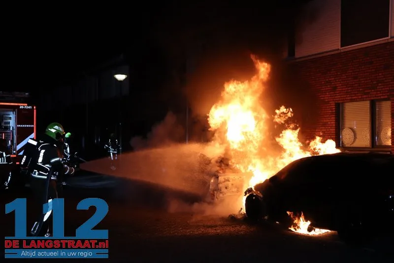 Twee auto's gaan in vlammen op Monseigneur Völkerstraat Kaatsheuvel 112 De Langstraat