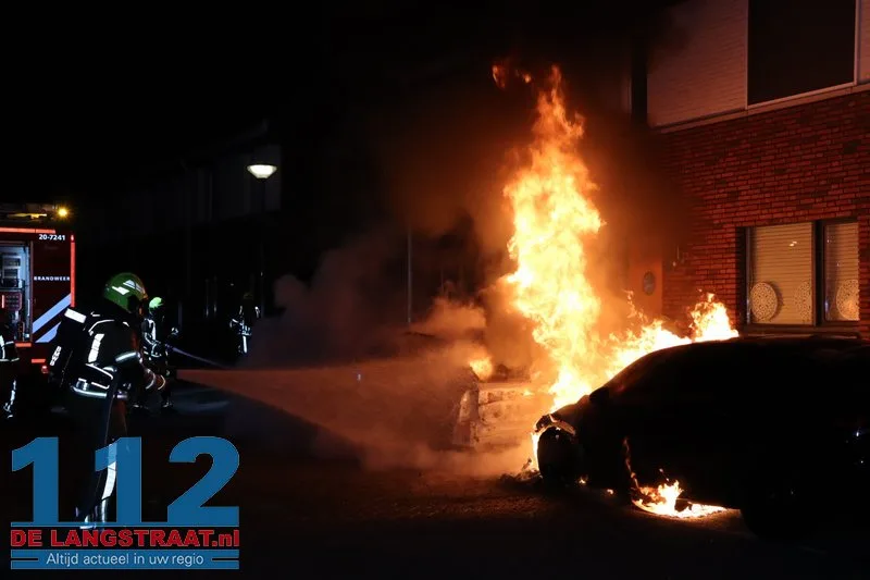 Twee auto's gaan in vlammen op Monseigneur Völkerstraat Kaatsheuvel 112 De Langstraat