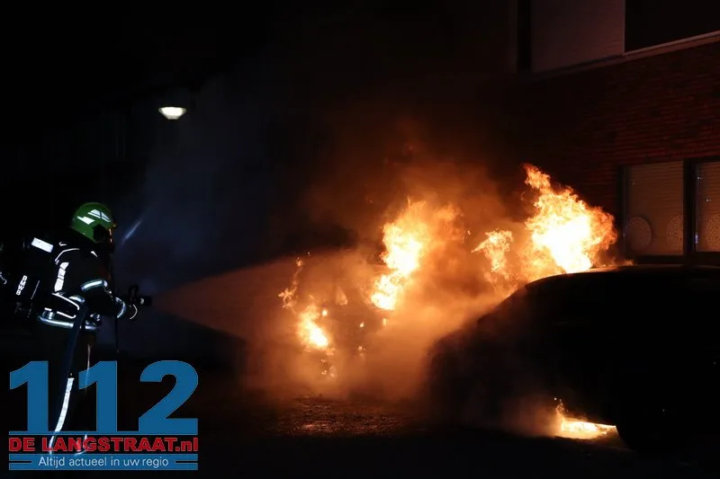 Twee auto's gaan in vlammen op Monseigneur Völkerstraat Kaatsheuvel 112 De Langstraat