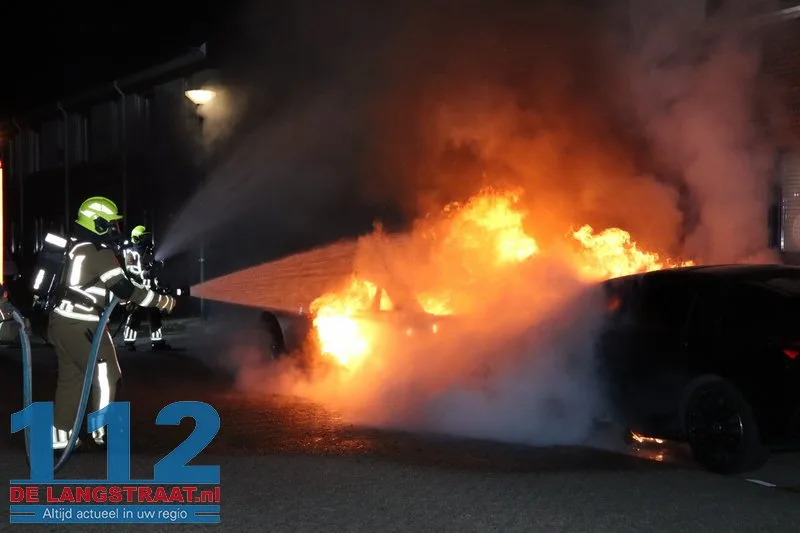 Twee auto's gaan in vlammen op Monseigneur Völkerstraat Kaatsheuvel 112 De Langstraat