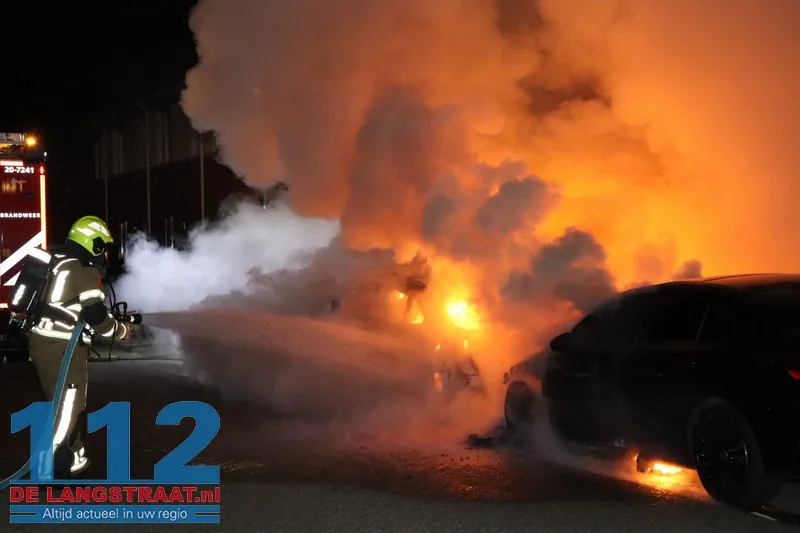 Twee auto's gaan in vlammen op Monseigneur Völkerstraat Kaatsheuvel 112 De Langstraat