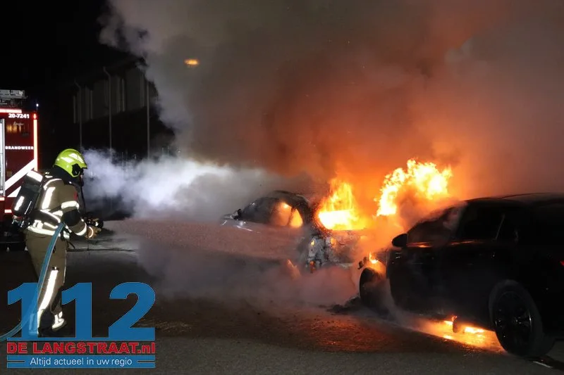 Twee auto's gaan in vlammen op Monseigneur Völkerstraat Kaatsheuvel 112 De Langstraat