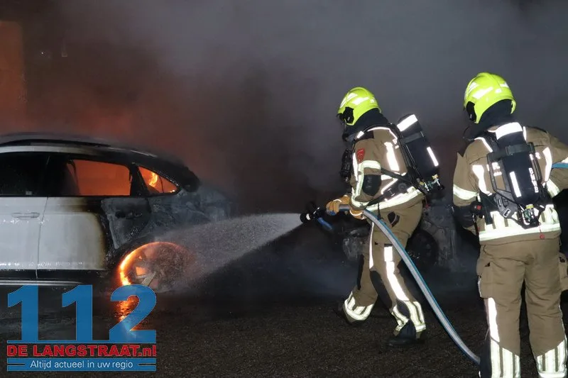 Twee auto's gaan in vlammen op Monseigneur Völkerstraat Kaatsheuvel 112 De Langstraat