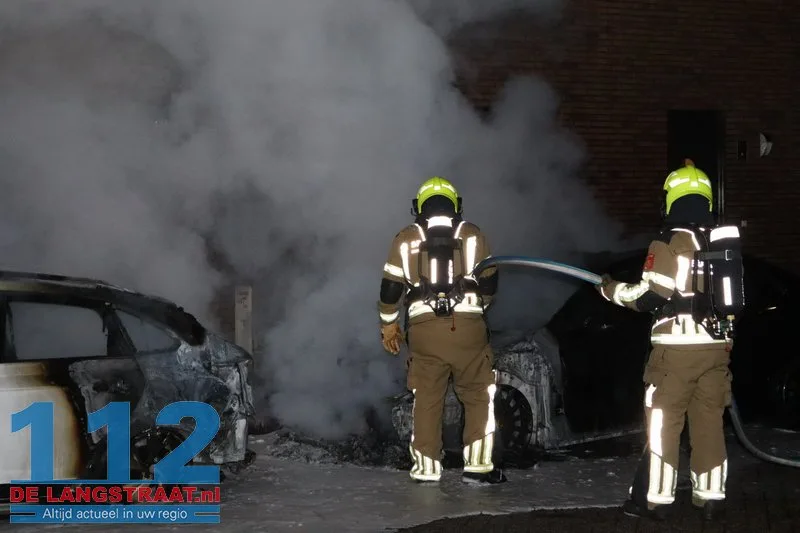 Twee auto's gaan in vlammen op Monseigneur Völkerstraat Kaatsheuvel 112 De Langstraat