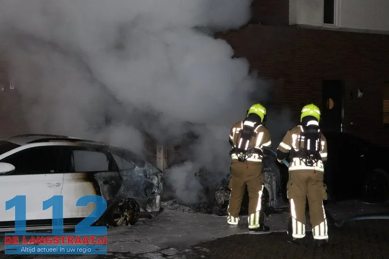 Twee auto's gaan in vlammen op Monseigneur Völkerstraat Kaatsheuvel 112 De Langstraat