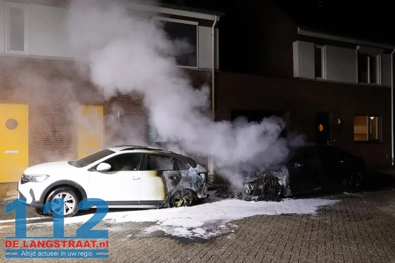 Twee auto's gaan in vlammen op Monseigneur Völkerstraat Kaatsheuvel 112 De Langstraat