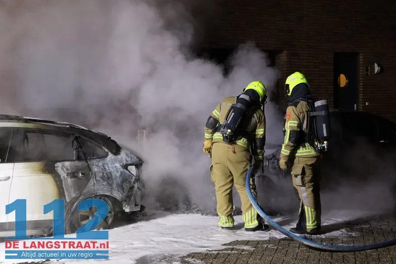 Twee auto's gaan in vlammen op Monseigneur Völkerstraat Kaatsheuvel 112 De Langstraat